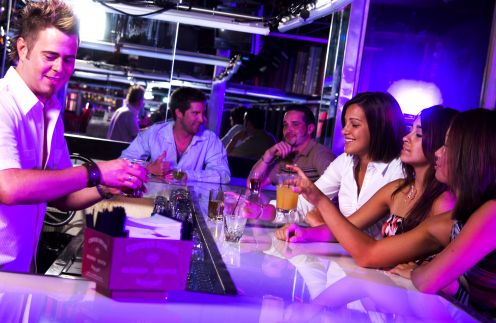 barman2 10 propozycji pracy dla tych, którzy lubią imprezować