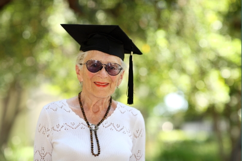 Happy senior woman in graduate cap edukacja starosc Najstarsza uczennica świata