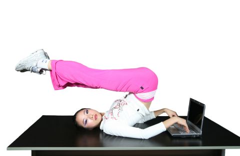 fitness w pracy1 Raporcik nie zrobiony? A ile się dziś spacerowało po biurze? 