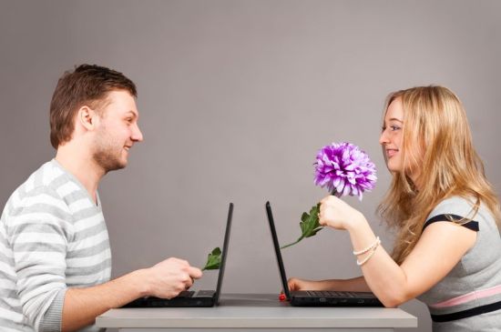 flirt w pracy1 Połowa młodych pracowników flirtuje przez Internet w pracy? 