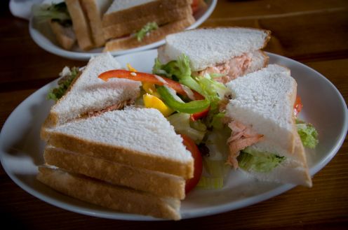 kanapka na lunch Jeść lunch w pracy czy nie? 
