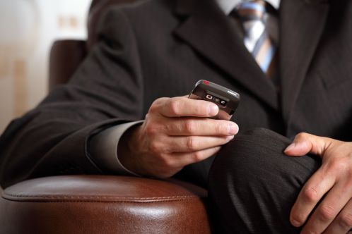 Checking phone komorka biznnesman Używasz smartfona po 21.00? Będziesz rano zmęczony