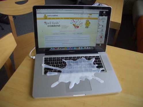 plama na laptopie Jak przyprawić kolegę z pracy o zawał?