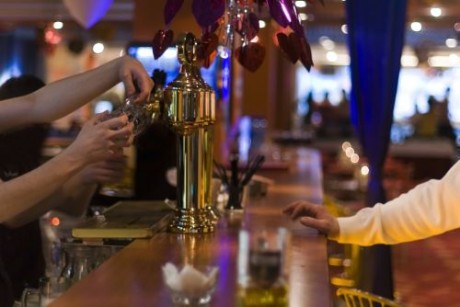 pub wyjscie 460x307 Wypad z kolegami na piwko po pracy szkodliwy dla zdrowia