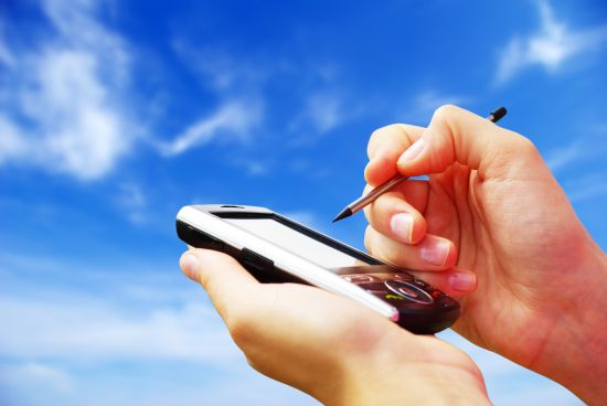 smartfon praca Służbowa komórka po godzinach pracy irytuje współmałżonka 