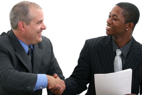 businessmen handshake zmiana pracy manager Zmieniasz pracę? Upewnij się, że trafiasz do właściwego miejsca